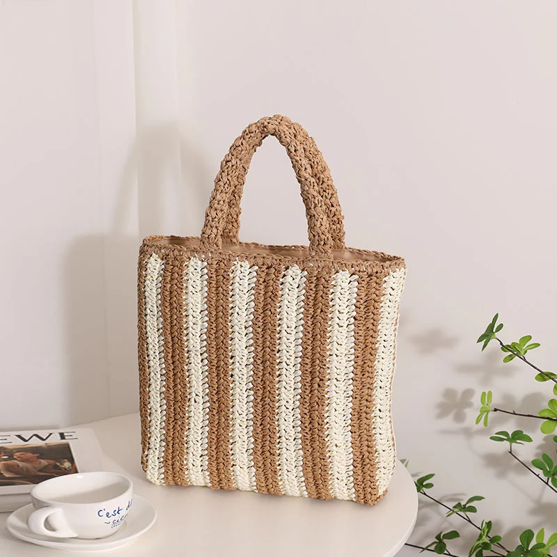 Moderne Strohtasche mit strukturiertem Faltdesign Skanto