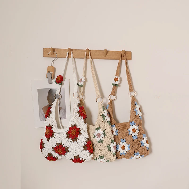 Handgemachte gehäkelte Tasche im Blumendesign Skanto