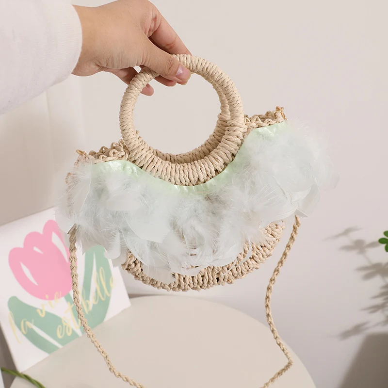 Elegante Korbtasche mit zarten Federdetails Skanto