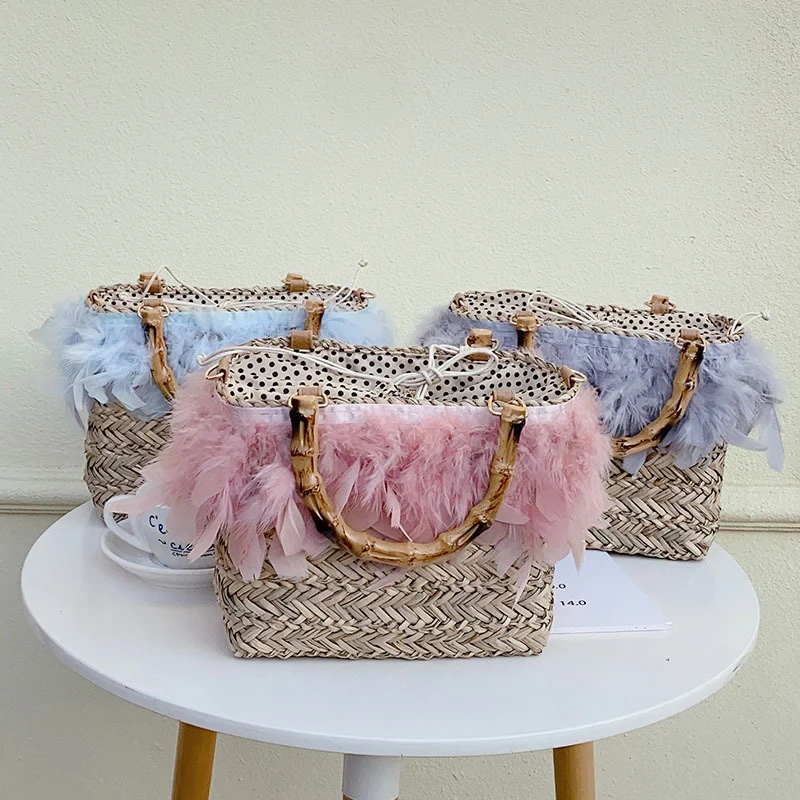 Elegante Handtasche mit Federn und Bambusgriff Skanto