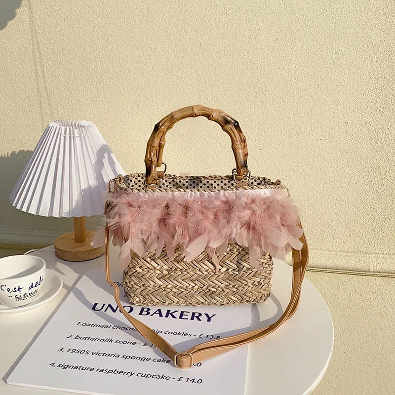 Elegante Handtasche mit Federn und Bambusgriff Skanto