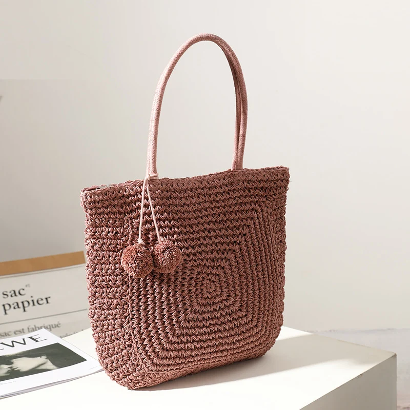 Handgefertigte Strohtasche mit Pompon-Details Skanto