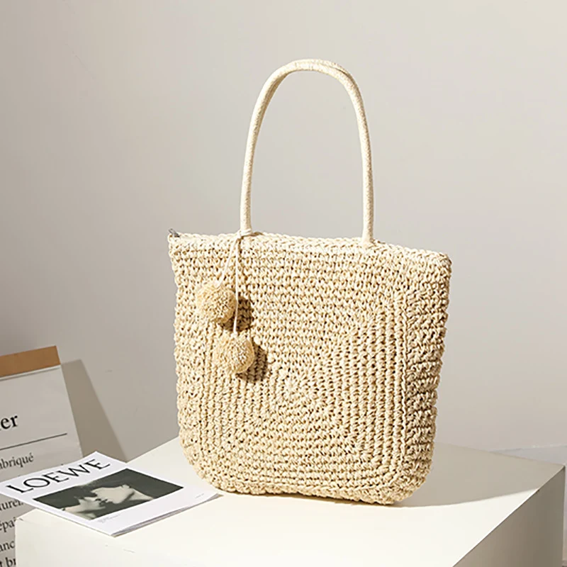 Handgefertigte Strohtasche mit Pompon-Details Skanto