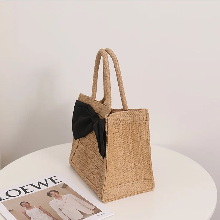 Elegante Strohtasche mit Schleifendetail Skanto