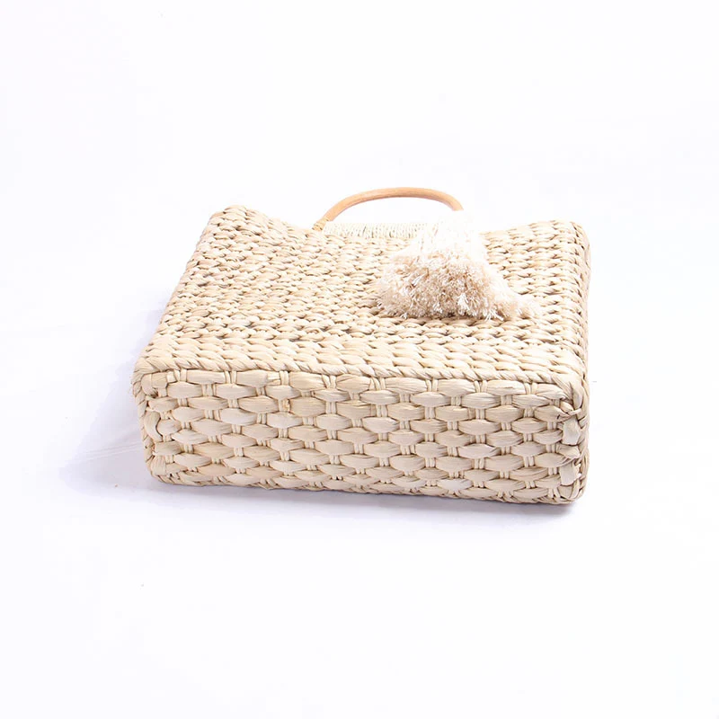Handgefertigte Raffia-Umhängetasche mit dekorativem Quastenanhänger Skanto