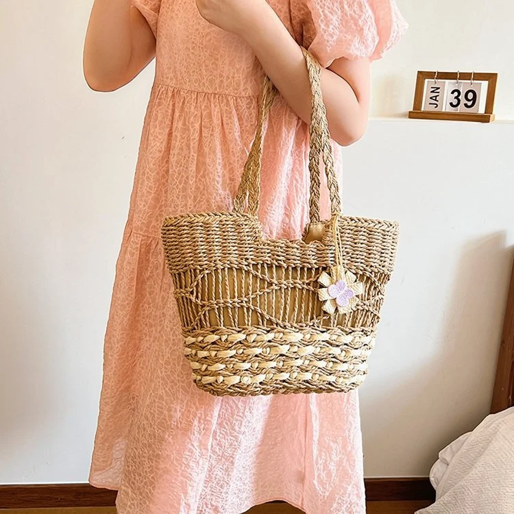 Handgewebte Strandtasche mit floralen Akzenten Skanto