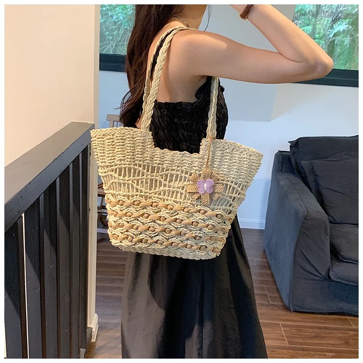 Handgewebte Strandtasche mit floralen Akzenten Skanto