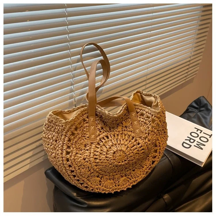 Runde geflochtene Strandtasche mit Ledergriff Skanto