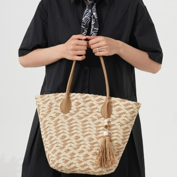 Handgefertigte Strandtasche mit elegantem Flechtmuster Skanto
