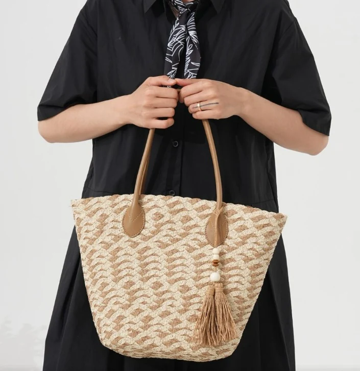 Handgefertigte Strandtasche mit elegantem Flechtmuster Skanto