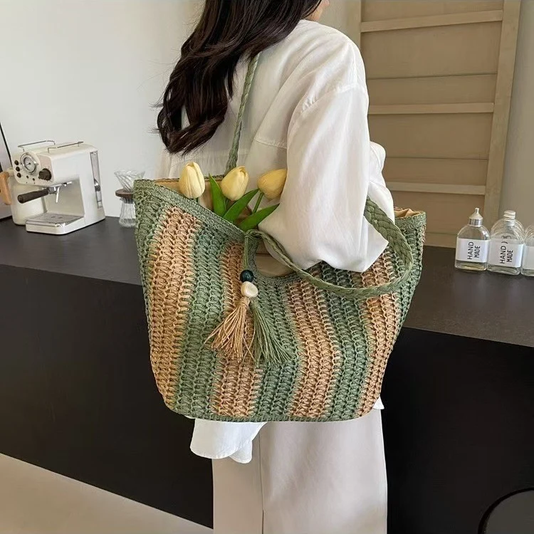 Handgemachte Basttasche mit eleganten Fransen und detaillierter Struktur Skanto