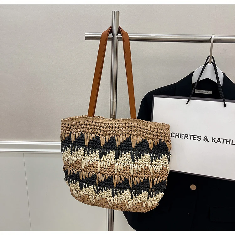 Große, handgefertigte Strohtasche mit Designer-Details Skanto