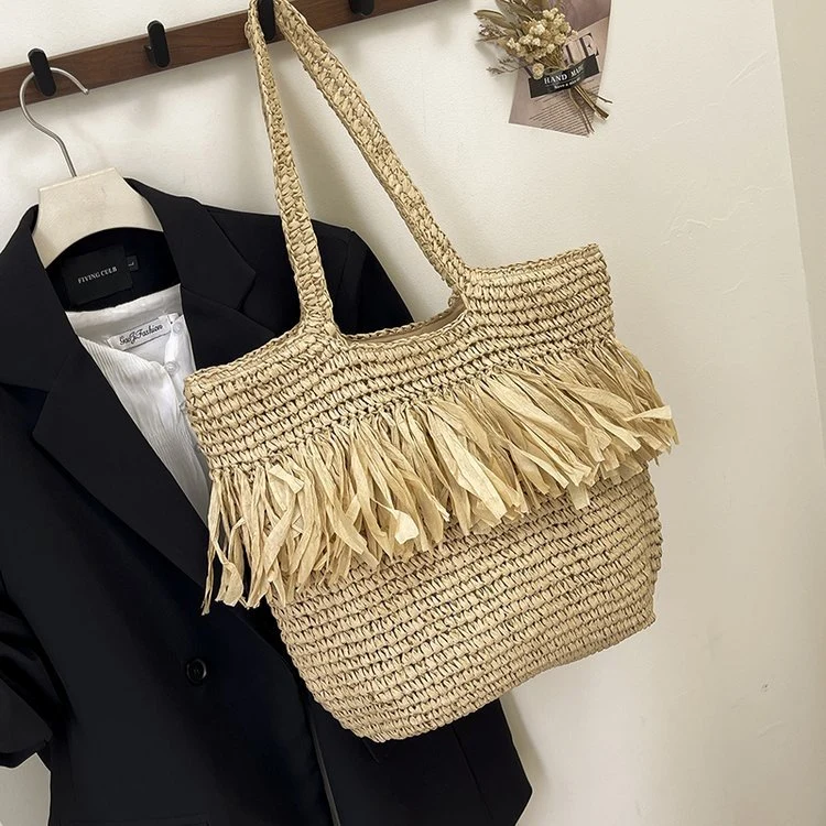 Charmante Strohtasche mit dekorativen Fransen Skanto
