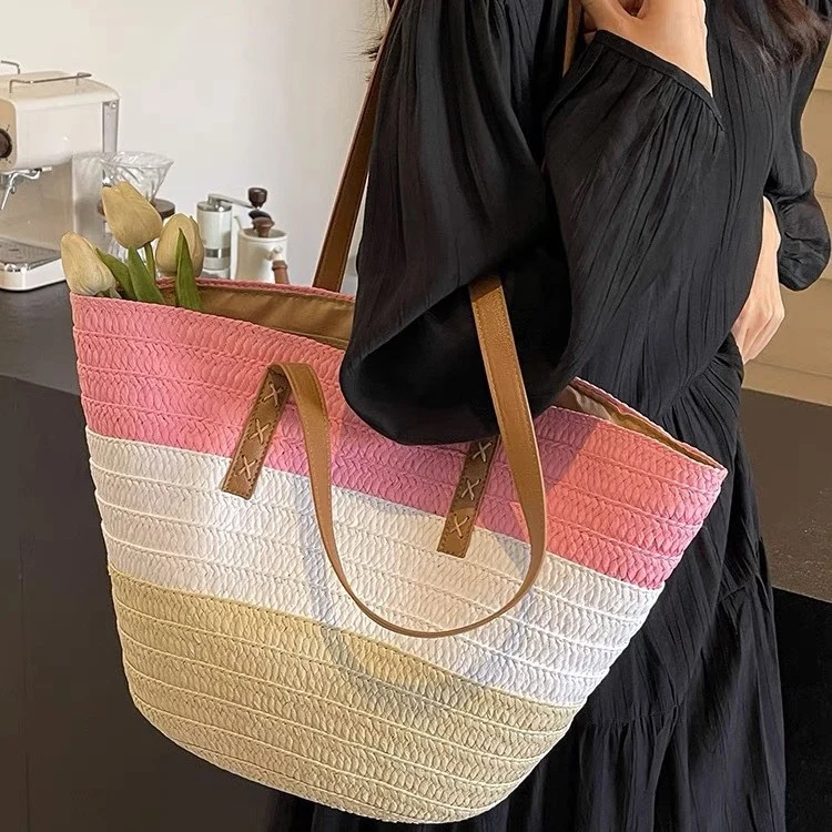 Gepolsterte Strohtasche mit dekorativen Ledergriffen Skanto