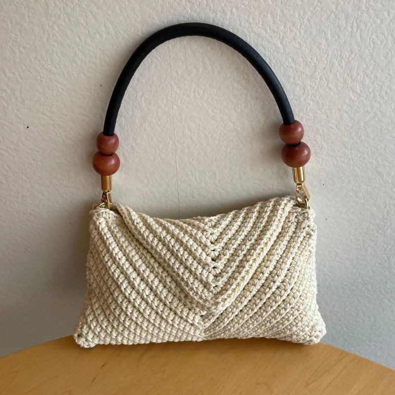 Handtasche mit stilvollen eingesetzten Griffen Skanto