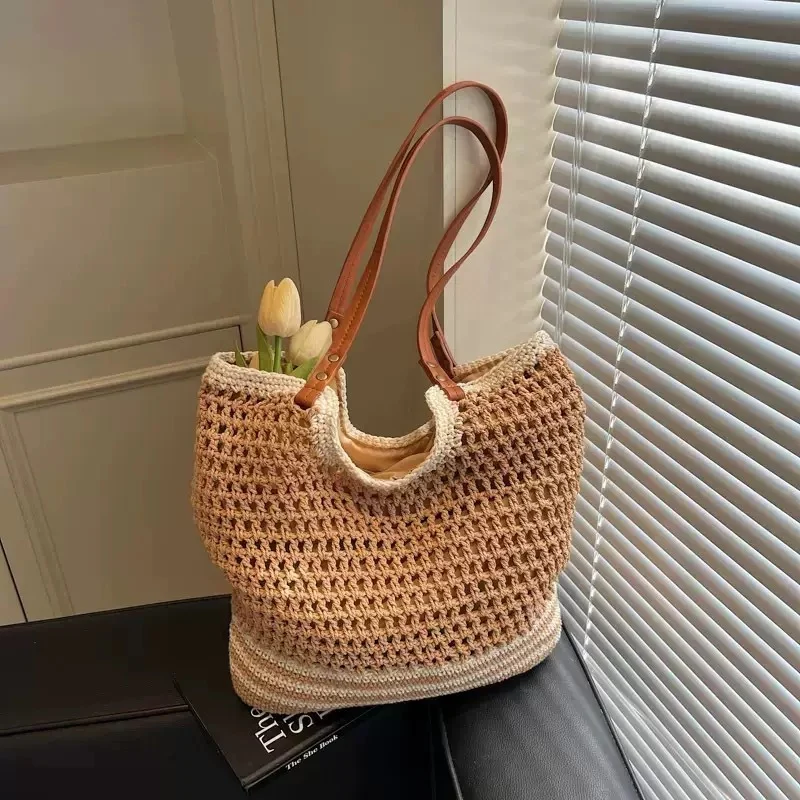 Geflochtene Strandtasche mit Leder-Schulterriemen Skanto