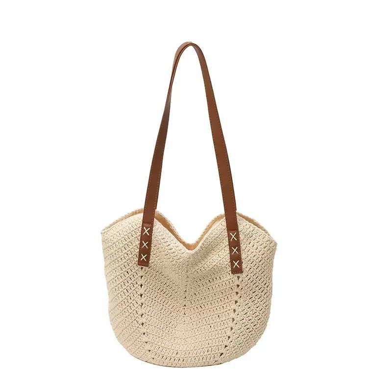 Handgefertigte Strandtasche aus Naturmaterial mit dekorativen Lederakzenten Skanto