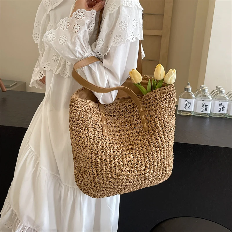 Geflochtene Strandtasche mit eleganten Lederdetails Skanto