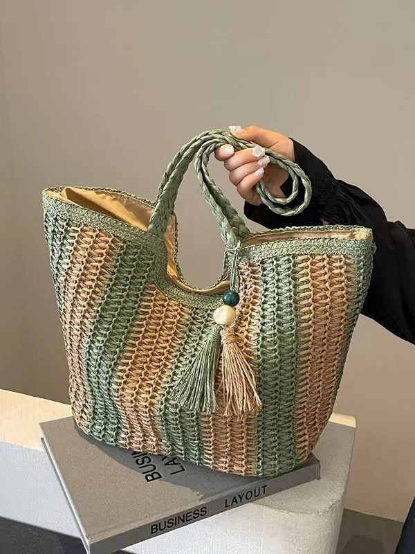 Geflochtene Strandtasche mit dekorativem Quastenanhänger Skanto