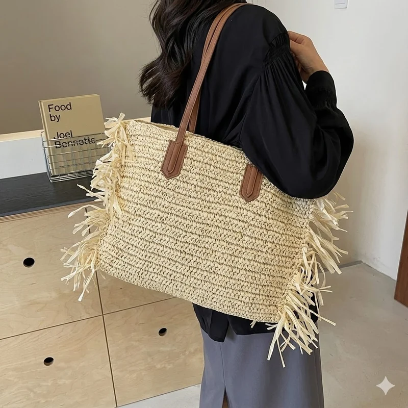 Stilvolle Strohtasche mit Fransen-Details Skanto