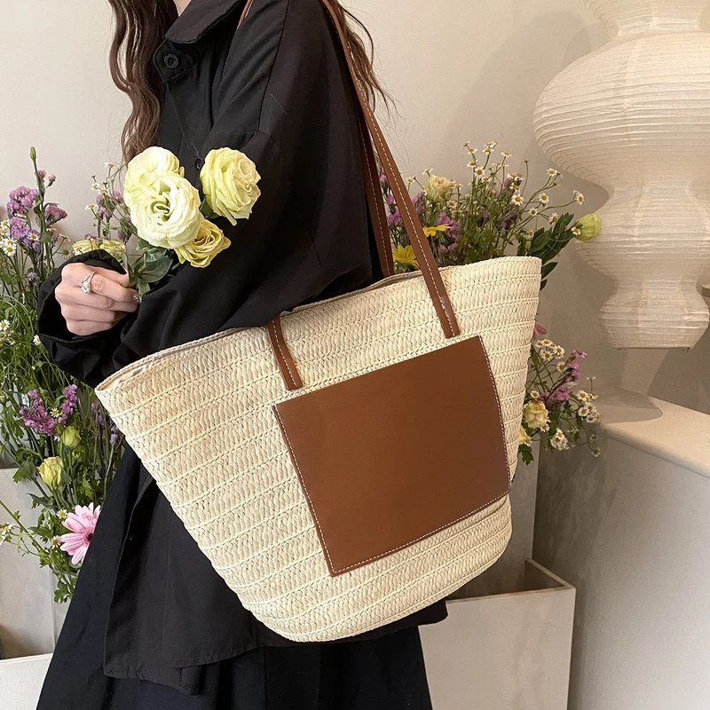 Moderne Strohtasche mit Lederbesatz Skanto