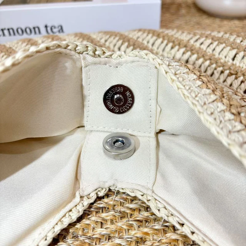 Leichte Strohtasche mit Wellenmuster Skanto