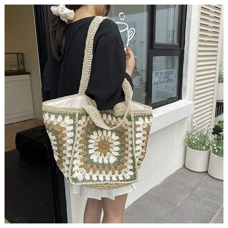 Strandtasche aus handgewebtem Naturmaterial mit Karomuster Skanto