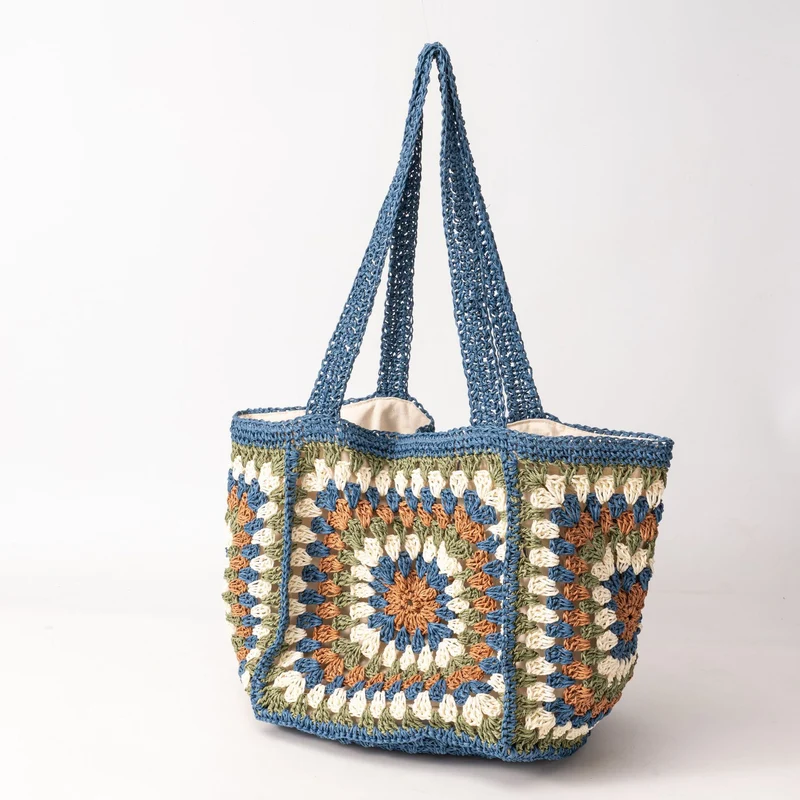 Strandtasche aus handgewebtem Naturmaterial mit Karomuster Skanto
