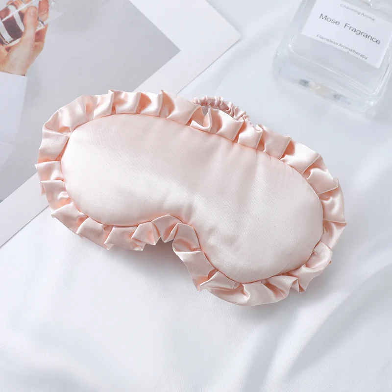 Satin-glänzende Augenmaske für Damen mit ergonomischer Kontur, Rüschenrand und weicher Polsterung Skanto