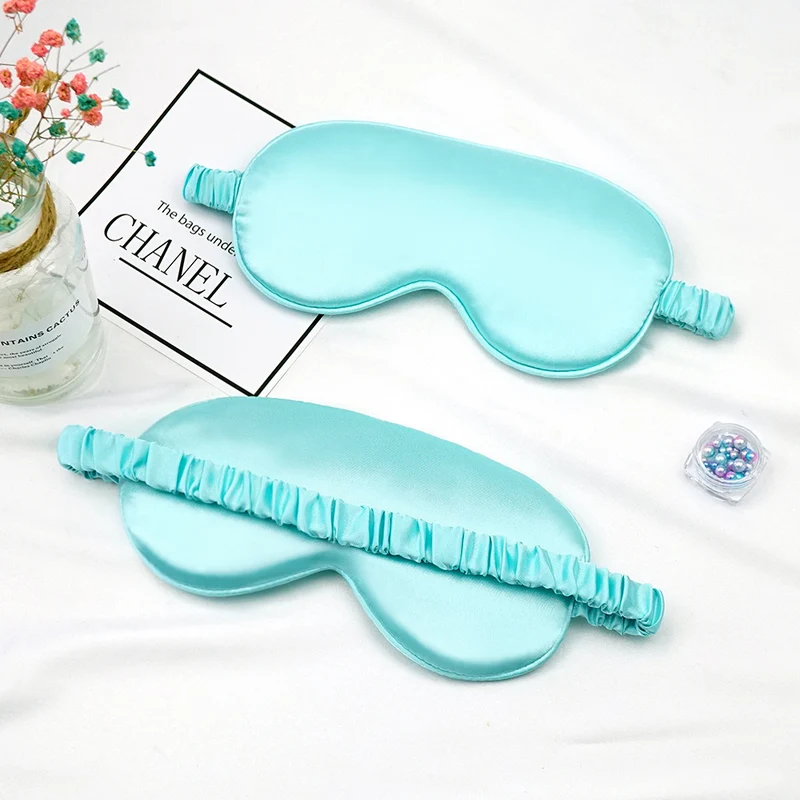 Atmungsaktive Satin-Augenmaske für Damen mit ergonomischer Wölbung, weicher Polsterung und gerafftem Anti-Rutsch-Band Skanto