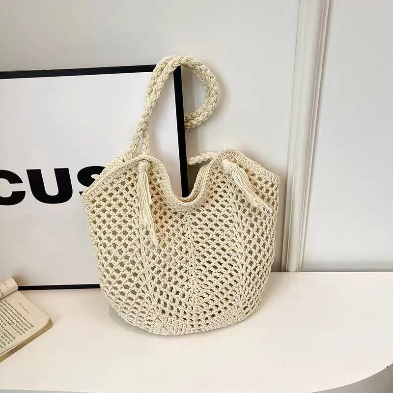 Handgefertigte Strohtasche mit Quasten Skanto