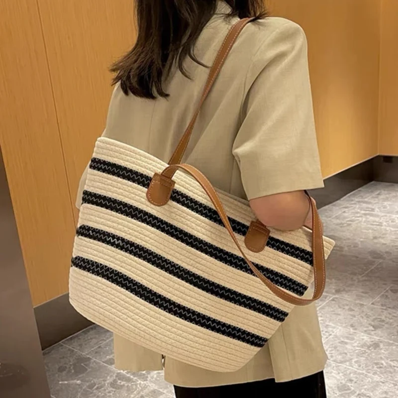 Stilvolle Strohtasche mit Kontraststreifen Skanto