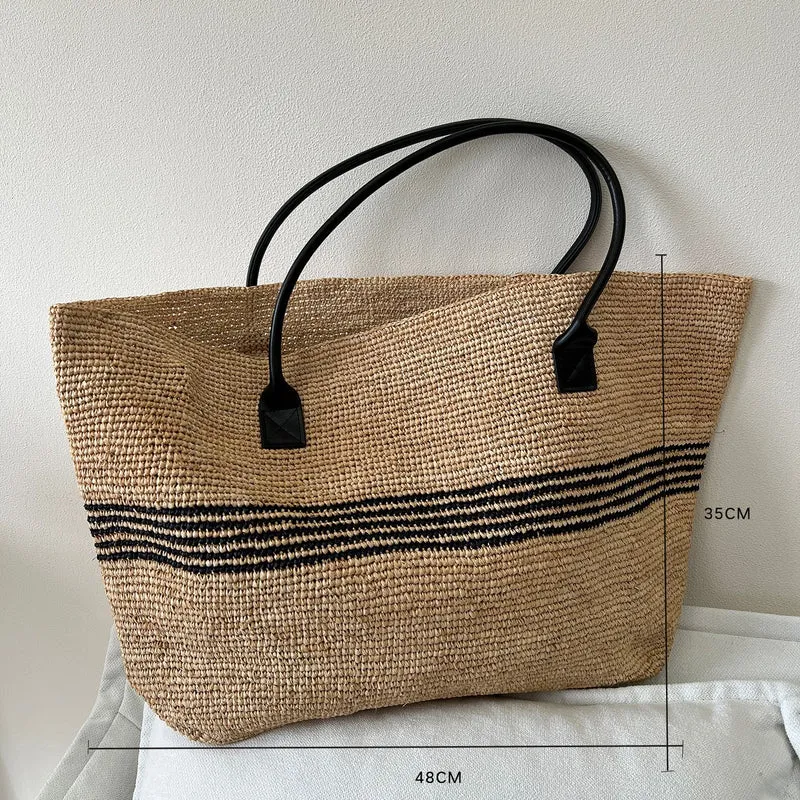 Handgefertigte Strohtasche mit modernem Streifenmuster Skanto