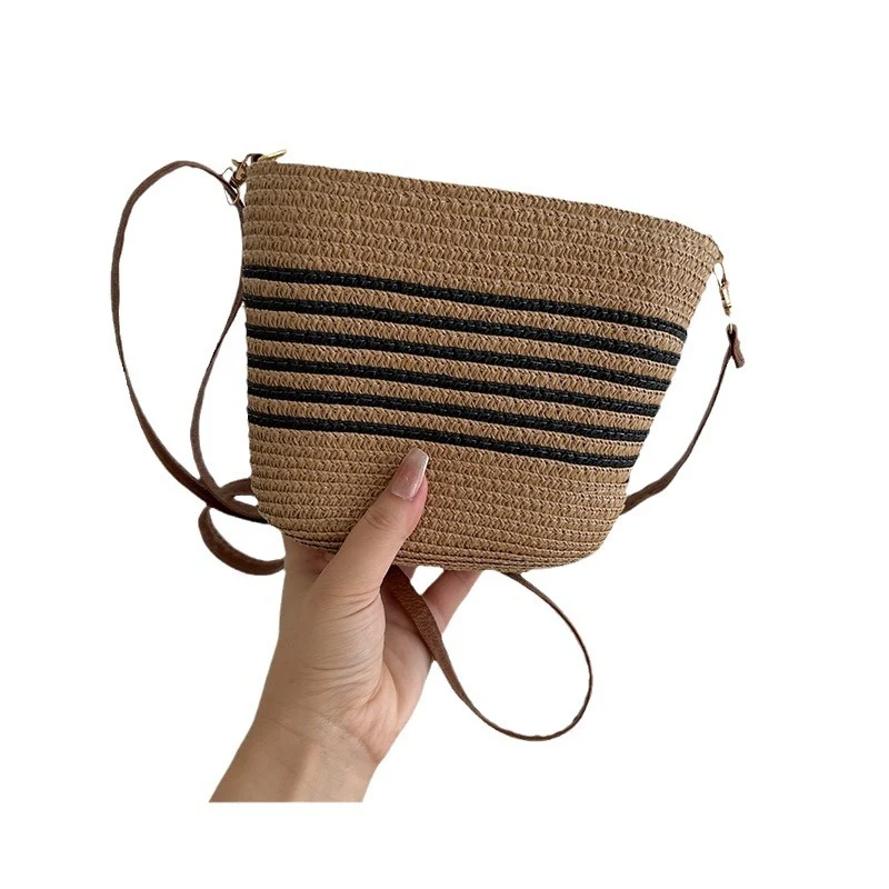 Handgefertigte Strohtasche im modernen Design Skanto