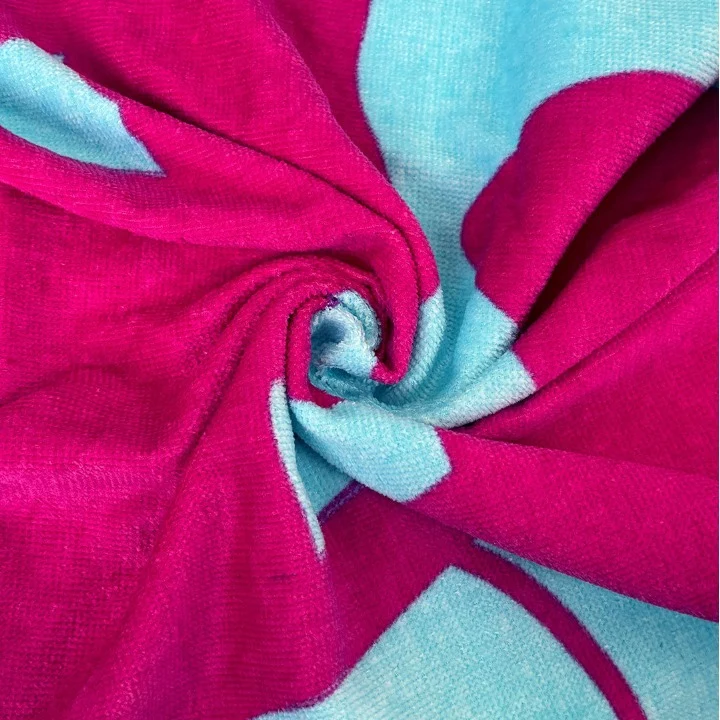 Strandtuch mit lebhaftem Flamingo-Muster und geometrischem Design Skanto