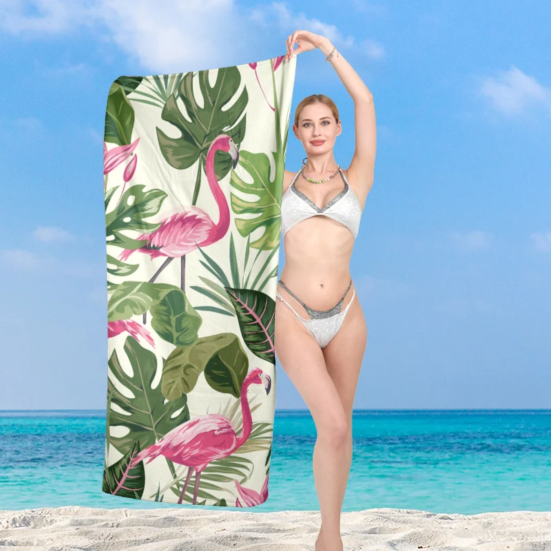 Strandtuch mit lebhaftem Flamingo-Muster und geometrischem Design Skanto