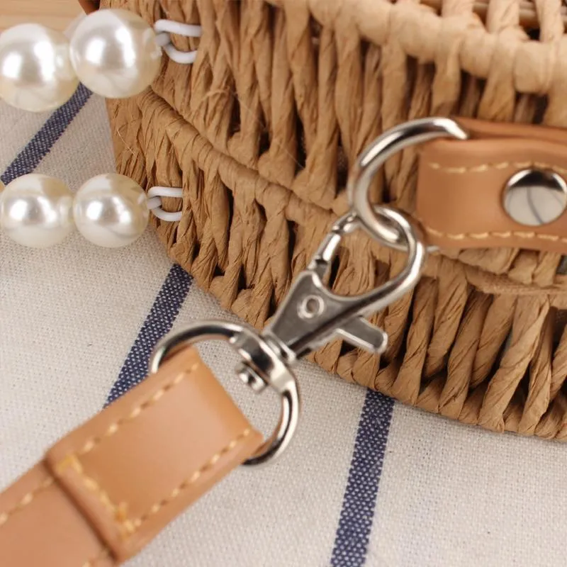 Runde Strohtasche mit Perlenschmuck Skanto