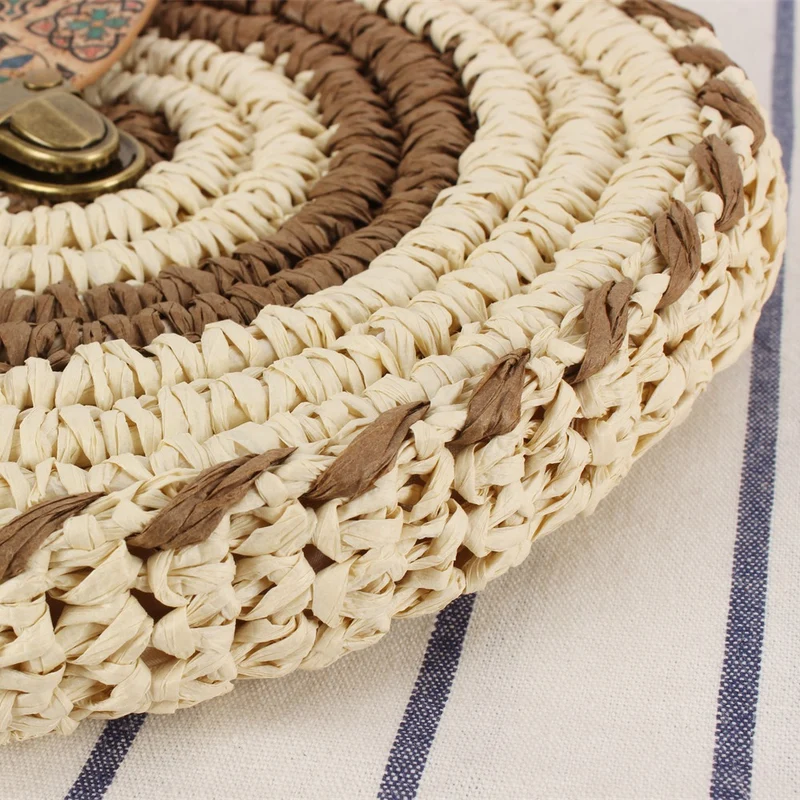 Runde Raffia-Schultertasche mit einzigartigem Klappverschluss Skanto