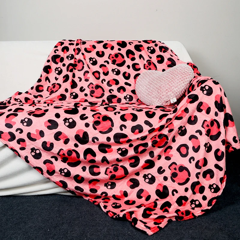 Kuscheldecke mit verspielten Katzen- und Regenbogenmotiven Skanto