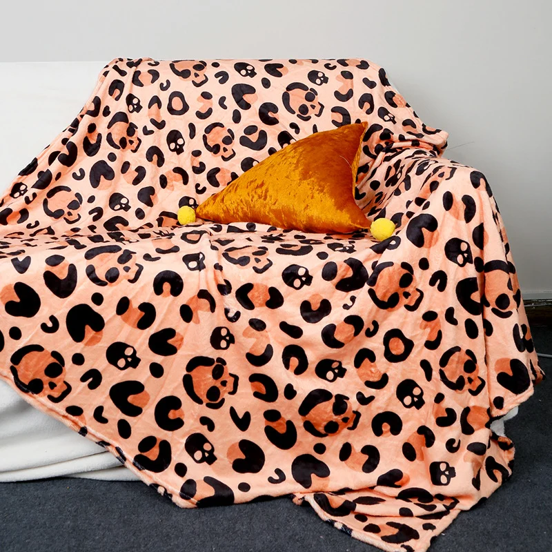 Kuscheldecke mit verspielten Katzen- und Regenbogenmotiven Skanto