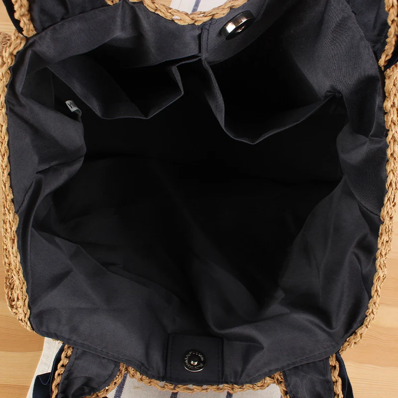 Handtasche mit hochwertigen Perlenverzierungen und modernem Rüschengriff Skanto
