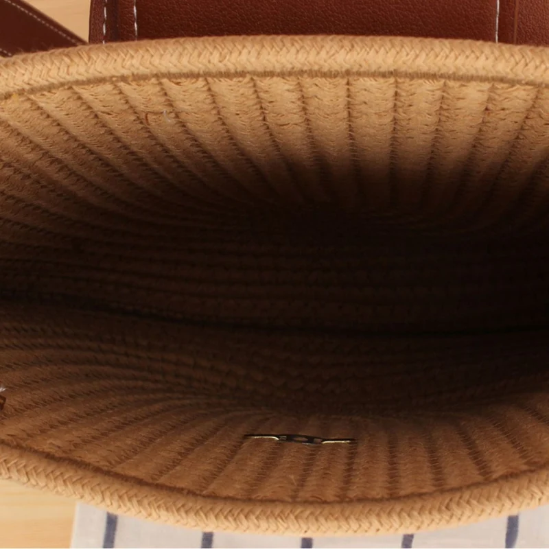 Geflochtene Tragetasche mit elegantem Lederdetail Skanto