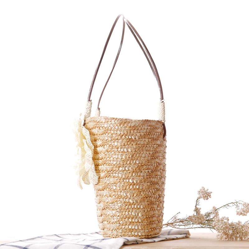 Elegante Strohtasche mit Blumenapplikation Skanto