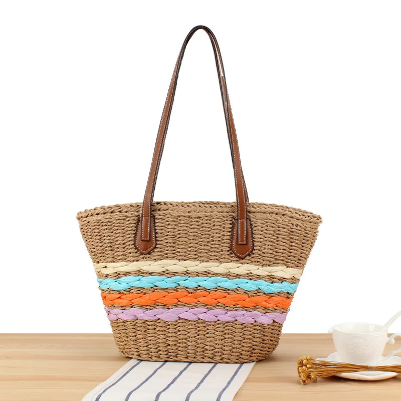 Schöne geflochtene Strohtasche mit Ledergriff Skanto