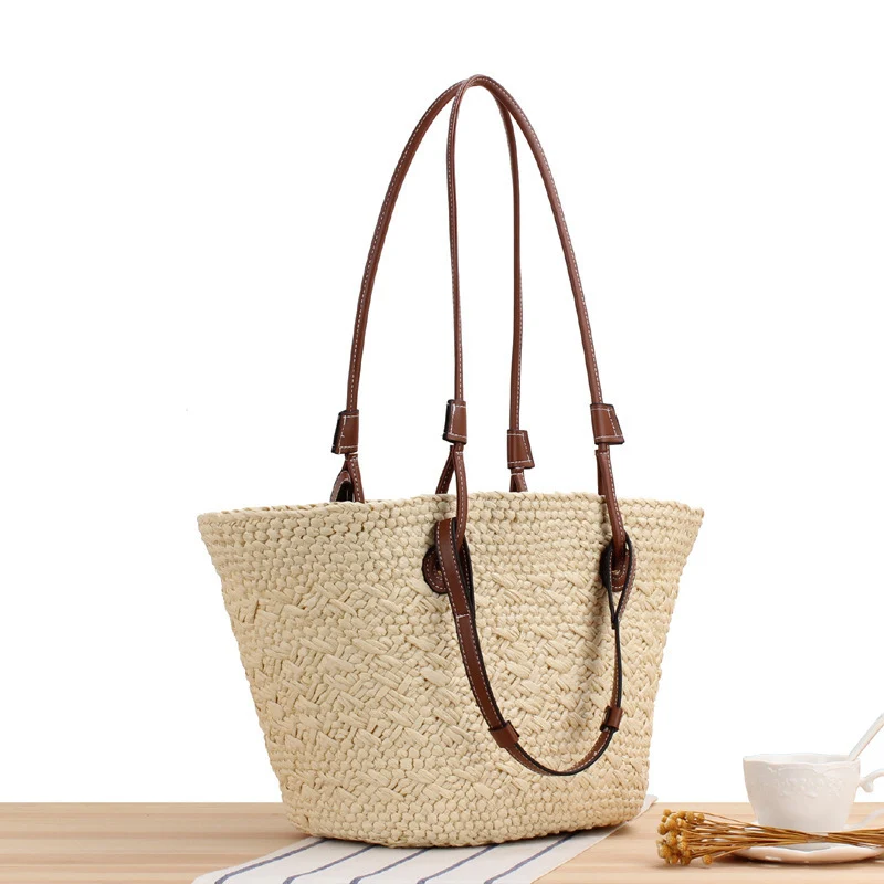 Geflochtene Strandtasche mit eleganten Ledergriffen Skanto