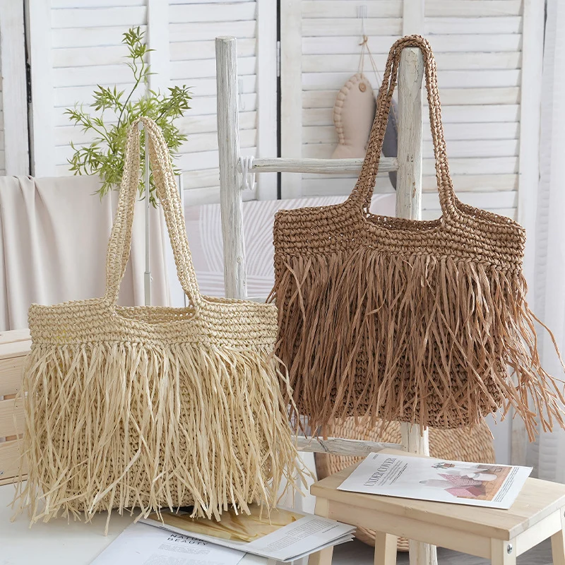 Trendige Strohtasche mit Fransen-Details Skanto
