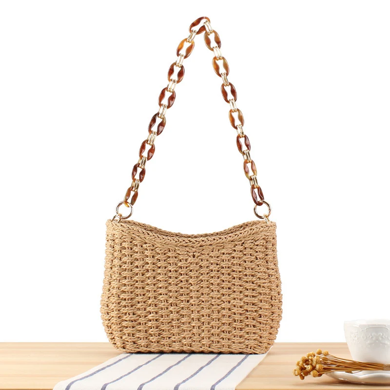 Stilvolle Handtasche aus geflochtenem Naturmaterial mit exklusiven Kettenakzenten Skanto