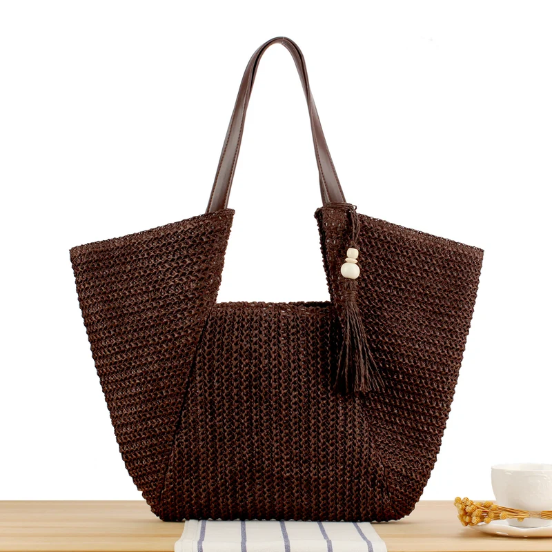 Handtasche aus handgewebtem Bast mit eleganten Lederakzenten Skanto