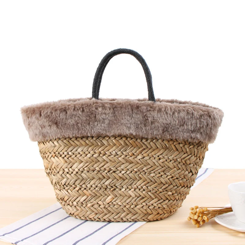 Geflochtene Handtasche mit luxuriösem Kunstfellbesatz Skanto