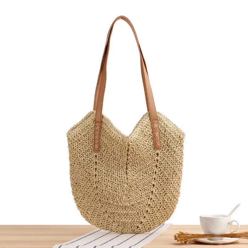 Geräumige Raffia-Umhängetasche mit Ledergriff Skanto